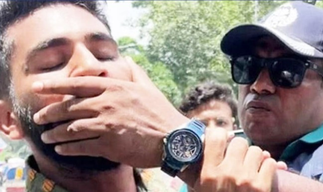 শিক্ষার্থীর মুখ চেপে ধরা সেই পুলিশ পরিদর্শককে বরখাস্ত